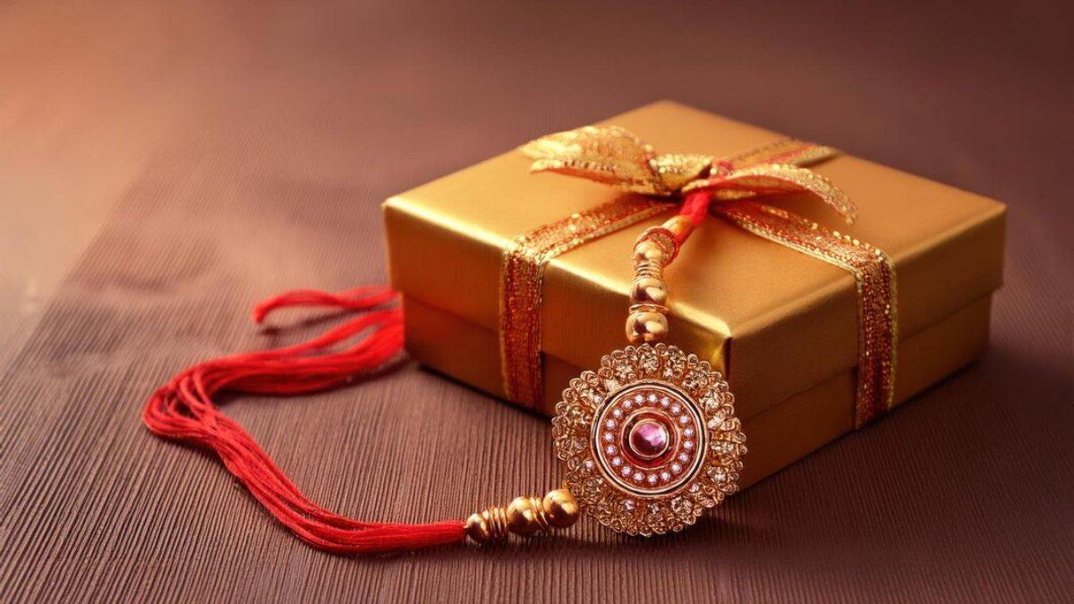 अपनी बहन को उसकी पसंद के अनुसार कपड़े ,गहने ,या घर में काम में आने वाली कोई भी चीज हो सकती है।