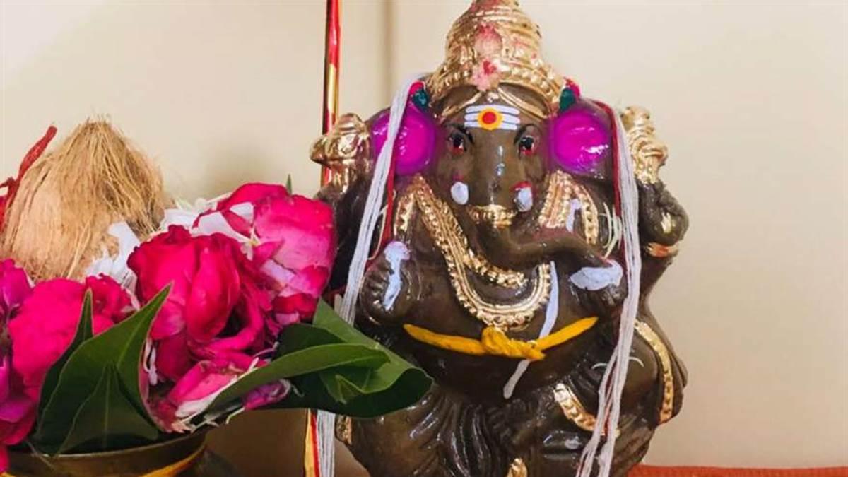 विसर्जन कैसे करें : रोज की भांति गणेशजी की विधिपूर्वक पूजा करें। गणपति की पूजा के बाद इनकी आरती भी जरूर करें और क्षमा प्रार्थना करें। गणेशजी को चूड़ा, गुड़, गन्ना, मोदक, केला, नारियल, पान और सुपारी अर्पित करें। गणेशजी को नया वस्त्र पहनाकर उसमें पंचमेवा, जीरा, सुपारी और कुछ धन बांध दें। अगर हवन करना चाहें तो हवन सामग्री में जीरा और काली मिर्च डालकर हवन करें। गणेशजी से श्रद्धा पूर्वक अपने स्थान को विदा होने की प्रार्थना करें। गणेशजी की मूर्ति को पहले प्रणाम करें फिर चरण स्पर्श करें फिर आज्ञा लेकर श्रद्धापूर्वक मूर्ति उठाएं। संभव हो तो गणपति मूर्ति को घर के आंगन में ही जल की व्यवस्था करके विसर्जित कर दें।विसर्जन के समय गणपति का मुख सामने की ओर होना चाहिए। आगे मुख करके विसर्जन न करें।गणपति विसर्जन के समय बप्पा के जयकारे लगाएं और बोलें गणपति मोरया अगले बरस तू जल्दी आ।