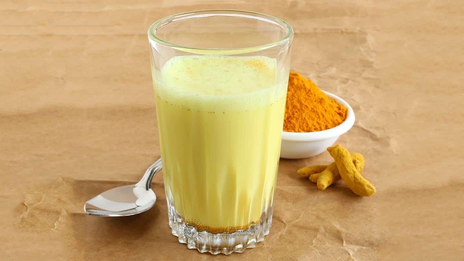 गुनगुनी सर्दी की शुरुआत हो चुकी है ,मौसम के फेर बदल हमारे सेहत पर भी असर डालती है | इनसे बचने के लिए हम कई तरह की एहतियात के साथ ही खान - पान से जुडी आदतों को बदलते हैं | सर्दी के मौसम में हमारे सेहत के लिए कई ऐसी चीजों को शामिल किया जाता है जो हमारे शरीर को रोगों से लड़ने की क्षमता को बढ़ाता है साथ ही हमे स्वस्थ्य भी रखता है | रात में रोजाना एक गिलास हल्दी और दूध का सेवन जरूर करें। यह आपके नींद से संबंधित सभी समस्याओं को दूर करता है साथ ही आपको अच्छी नींद भी दिलाता है।