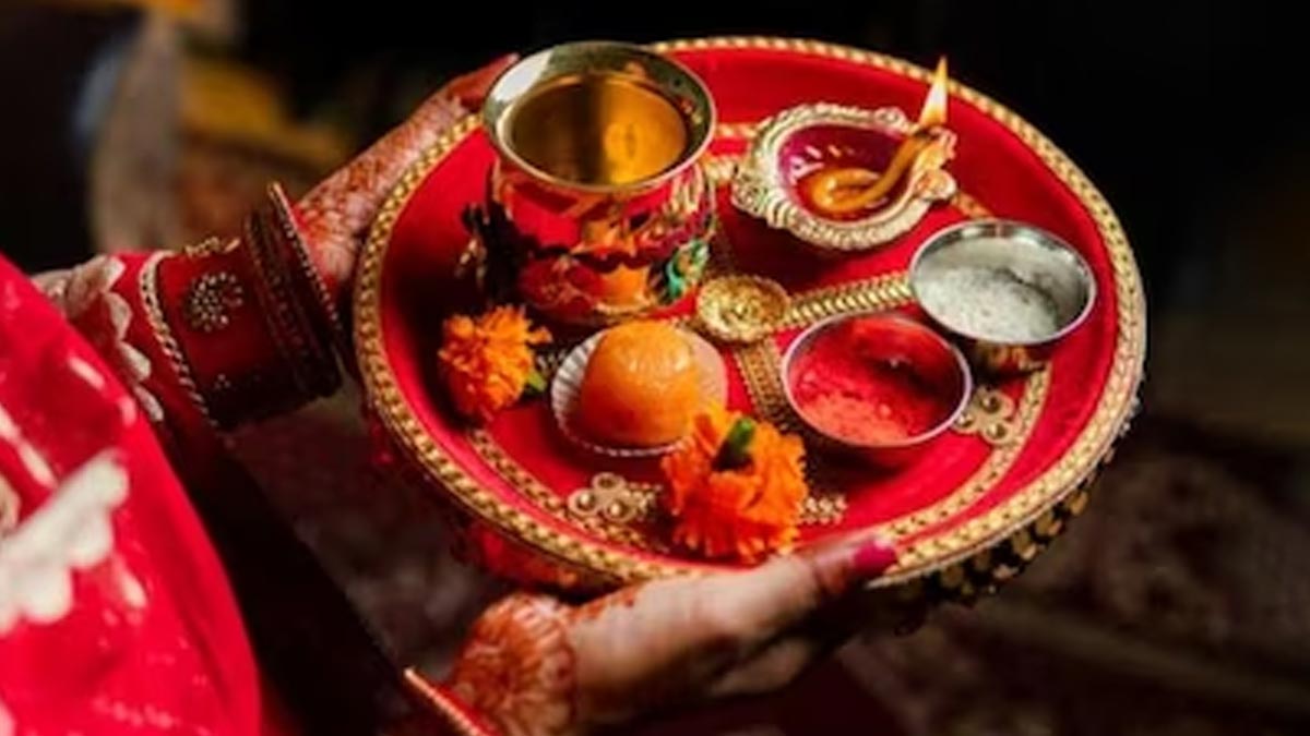 करवा चौथ की इस कथा को पढ़ें और अन्य सुहागन महिलाओं को भी सुनाए :