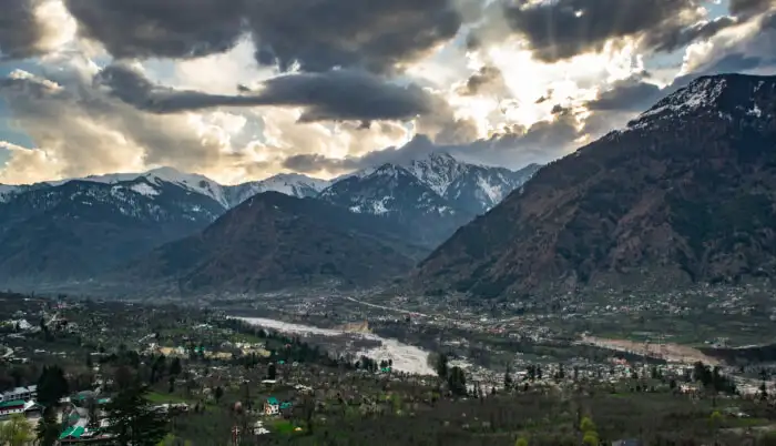 मनाली के आस पास की कुछ खूबसूरत जगह और उसकी विशेषता :