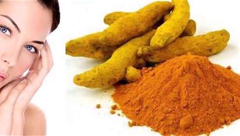 इस स्वास्थ्यवर्धक पेय बनाने के लिए सबसे पहले आपको दूध को भलीभाँति से उबालना होगा । दूध को अच्छे से उबालकर उसमें स्वाद के लिए एक चुटकी हल्दी और चीनी मिलाएं,आप अपने स्वाद के अनुसार चीनी का उपयोग नहीं भी कर सकते हैं। आप कच्ची हल्दी का उपयोग भी कर सकते हैं ,कच्ची हल्दी का सेवन ज्यादा उपयोगी माना जाता है | इस दूध का सेवन आप सोने से ठीक पहले गर्म या गुनगुना करके करें । अगर आपको मधुमेह, हृदय संबंधी समस्या या जोड़ों के दर्द की समस्या है, तो इसी हल्दी वाले दूध में एक चुटकी जायफल मिलाकर भी पी सकते हैं। जिन लोगों को थायराइड की समस्या है, तो इस ड्रिंक में कुछ काजू भी मिला सकते हैं। इसके अलावा हल्दी वाले दूध में एक चुटकी काली मिर्च मिला के पीने से गले की खराश और संक्रमण से निजात मिलती है |