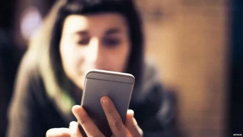दोस्तों और नजदीकी रिश्तेदारों से फोन की अदला-बदली भी कर सकते हैं |