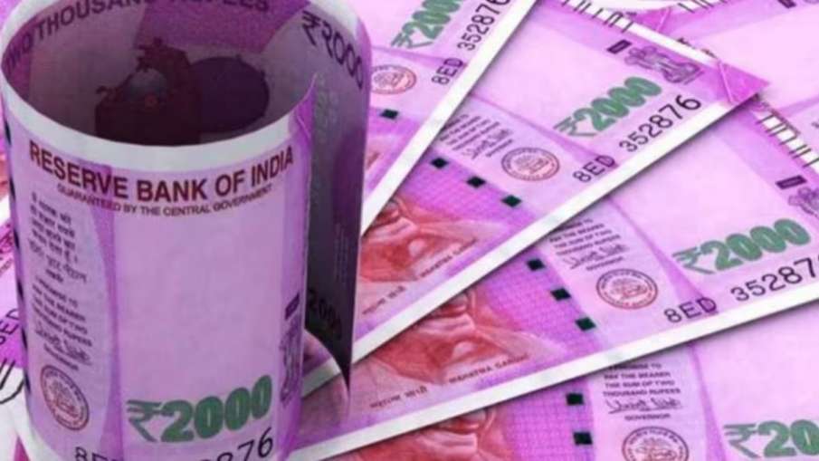 2000 के नोट बदलने के लिए ID प्रूफ जरूरी नहीं है| नवंबर 2016 में नोटबंदी एक झटके के रूप में आया था पुराने 500 रुपये और 1,000 रुपये के नोटों को रातोंरात अमान्य कर दिया गया था, जो न केवल आम जनता के लिए परेशानी का सबब बना था बल्कि खास व्यक्ति भी बहुत ज्यादा प्रभावित हुए थे| अभी उन दिनों को गुजरे हुए ज्यादा दिन बाईट भी नहीं हैं कि 19 मई 2023 को रिजर्व बैंक ऑफ इंडिया ने एक बहुत बड़ा फैसला लेते हुए 2000 रुपये के नोट को सर्कुलेशन से बाहर करने का फैसला किया। आरबीआई के फैसले के बाद लोगों में हलचल मचना स्वाभविक ही है।लोगों को साल 2016 के नोटबंदी के समय झेलने वाली परेशानी की याद आने लगी है। किन्तु इस बार पहले वाली स्थिति नहीं आने वाली है क्यूंकि आरबीआई ने लोगों को 2000 रुपये के नोट बदलवाने के लिए 4 महीने का वक्त दिया है जो कि बहुत राहत देने वाली खबर है| आरबीआई की ने गाइडलाइंस दिया है जिस के मुताबिक आप 23 मई 2023 से यानी लेकर 30 सितंबर 2023 तक 2000 रुपये के नोट बैंक में जाकर बदल सकेंगे या फिर अपने बैंक के खाते में आसानी से जमा कर सकेंगे।साथ ही आरबीआई ने अपने आदेश में यह भी स्पष्ट रूप से कहा है कि 2000 रुपये के नोट क