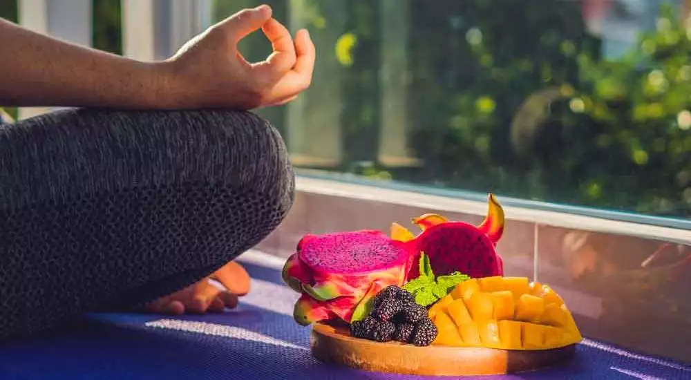 सात्विक भोजन करें: इस महीने सात्विक आहार का सेवन करना चाहिए। ताजे फल, सब्जियां, दूध, दही, और अन्य पौष्टिक, हल्के और शुद्ध भोजन का सेवन करना उपयुक्त होता है।इससे आपके सेहत अच्छी बनी रहती है|