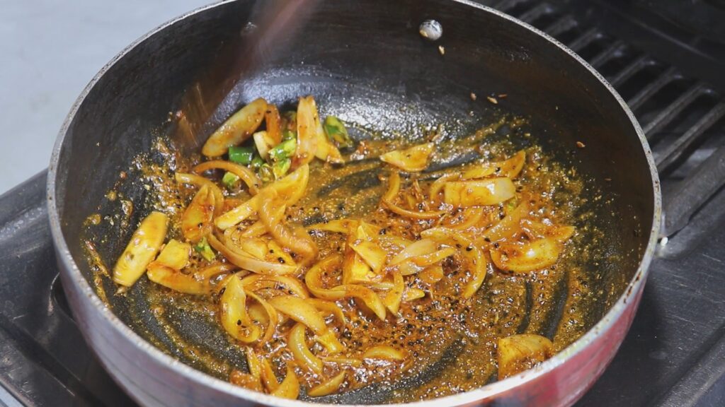 करेले की सब्जी को स्वादिस्ट बनाने के लिए आप करेले को काटते वक्त उसके सारे बीज को निकाल दें| बीजों में कड़वापन होने के साथ ही कुछ लोगों को करेले के बीज मुंह में आना पसंद नहीं होता| इस स्थिति में आप बीज को हटा कर भी करेले की सब्जी का सेवन कर सकते हैं| प्याज और सौंफ का उपयोग -