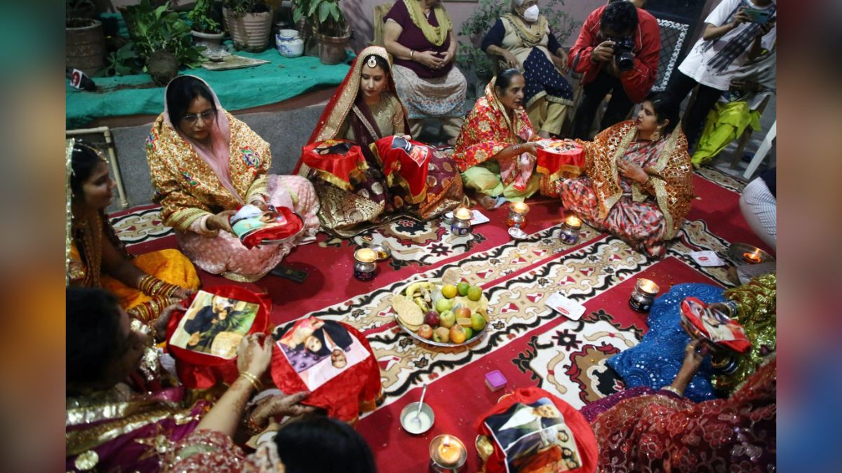 करवा चौथ व्रत में पूजा करने की विशेष पद्धति है आप इस विधि से पूजा करें :