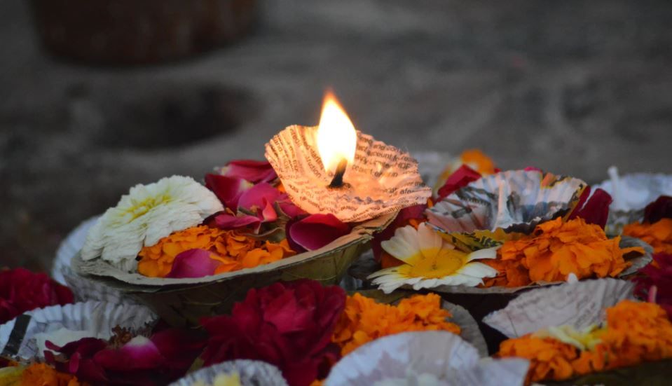 श्राद्ध पक्ष के दौरान आप अपने सामर्थ्य के अनुसार जरूरतमंद लोगों में कपड़े और खाना भी बांटें |