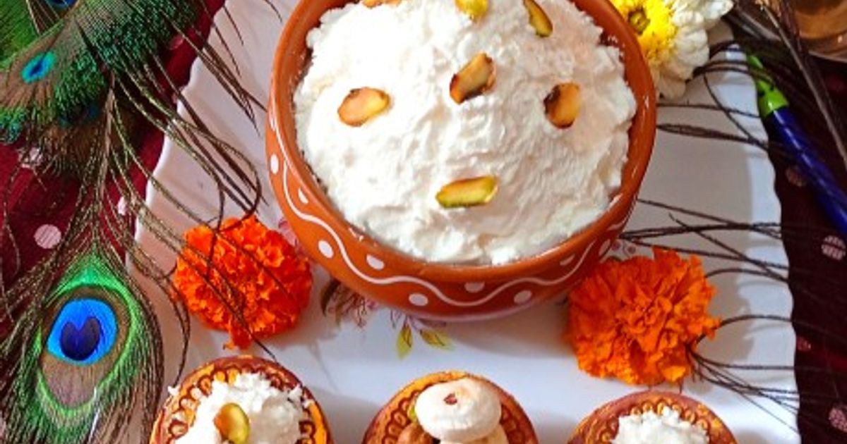 मक्खन-मिश्री - उनका बचपन का पसंदीदा भोजन, "मक्खन-चोर" लीला का प्रतीक।