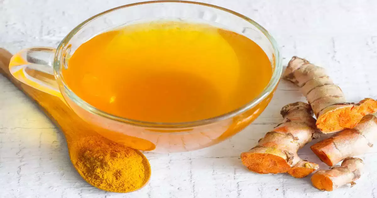 हल्दी वाले दूध में कई स्वास्थ्यवर्धक तत्व होते हैं। जिससे शरीर के अधिकांश रोग समाप्त हो जाते हैं और रोग संरक्षण क्षमता बढ़ाने में मदद मिलती है। जैसे कि सांस संबंधी बिमारी, लिवर की समस्या, सूजन और जोड़ों में दर्द, कैंसर और मधुमेह जैसी बहुत सी बीमारियों को हल्दी वाले दूध के सेवन से रोका या कम किया जा सकता है।भारतीय आयुर्वेद शास्त्र में हल्दी का इस्तेमाल दवा के रूप में भी किया जाता है। इसे नेचुरल एंटीबायोटिक माना गया है, तो वहीं दूध में कैल्शियम, प्रोटीन और कई विटामिन्स पाए जाते हैं। ऐसे में अगर आप दूध में हल्दी मिलाकर पीते हैं, तो आप कई स्वास्थ्य संबंधी समस्याओं से बच सकते हैं।