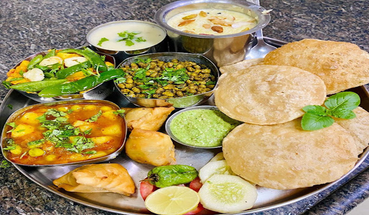 श्राद्ध पक्ष के दौरान आप अपने सामर्थ्य के अनुसार जरूरतमंद लोगों में कपड़े और खाना भी बांटें |