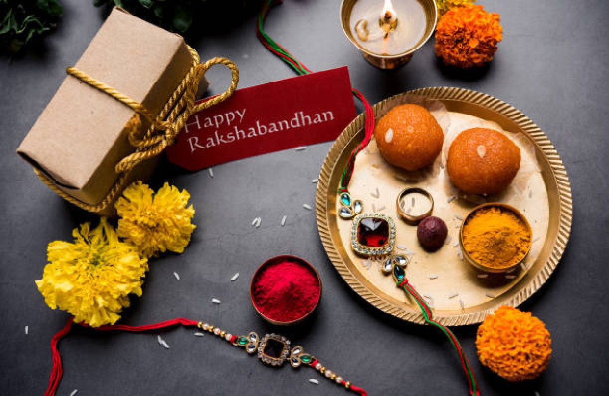 वैसे तो राखी का त्यौहार सभी नियम निष्ठा से मनाते हैं किन्तु कई लोगों के मन में यह जिज्ञाषा रहती है कि इस पावन त्यौहार में क्या करें और क्या न करें : -राखी खरीदते वक्त आप यह ध्यान रखें कि राखी का धागा काला नही होना चाहिए साथ ही इस पर कोई भी अशुभ चिन्ह नहीं बना होना चाहिए| साथ ही देवी-देवता की तस्वीर वाली राखी भी नहीं खरीदनी चाहिए क्यूंकि रोजाना दिनचर्या के कामों में हम पवित्रता का ध्यान नहीं रख पाते, ऐसे में इस तरह की राखी बांधने से भगवान का अपमान होता है|