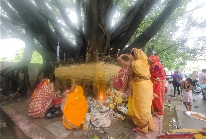 23 मई मंगलवार को वैनायकी गणेश चतुर्थी। 30 मई, मंगलवार को गंगा दशहरा। 31 मई, बुधवार को निर्जला एकादशी है। 4 जून, रविवार को पूर्णिमा संत कबीर जयंती है। वट सावित्री व्रत का पूजा और महत्व : ज्येष्ठ मास में किये जाने वाले व्रत में वट सावित्री व्रत का बहुत ज्यादा महत्व है| तिथि के अनुसार 19 मई 2023, शुक्रवार के दिन वट सावित्री की पूजा होगी और व्रत रखा जाएगा| 19 मई को सुबह 07 बजकर 19 मिनट से सुबह 10 बजकर 42 मिनट तक पूजा का शुभ मुहूर्त है।